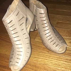 NWOT Earth Booties Size 8.5